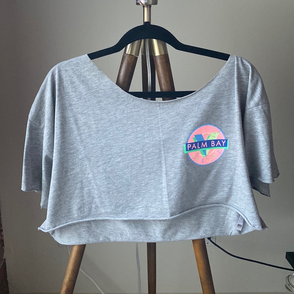 Cropped off the shoulder T-shirt. Cool 80s beach vibe